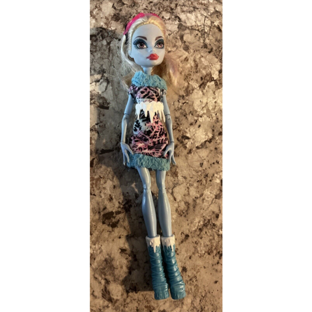 Monster High 2008 Art Class‎ Abbey Bominable Doll- Complete Outfit
